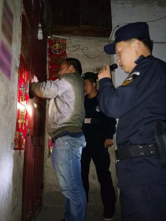 赫章县粗心妈妈误将幼女锁家中 